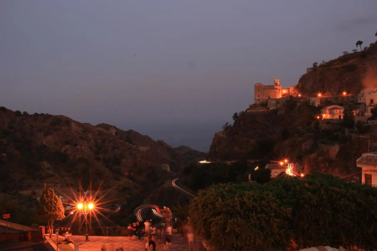Konukevi Bar Vitelli Charming Suites Savoca